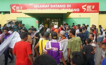 Para suporter Laga FC Surabaya dan Persik Kediri masih bertahan di depan pintu masuk stadion meski pertandingan dibatalkan. foto: rony suhartomo/ BANGSAONLINE 