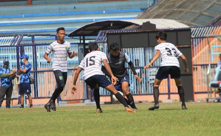 Laga uji coba yang dilakukan Persela di Stadion Surajaya. foto: TRIWIYOGA/ BANGSAONLINE