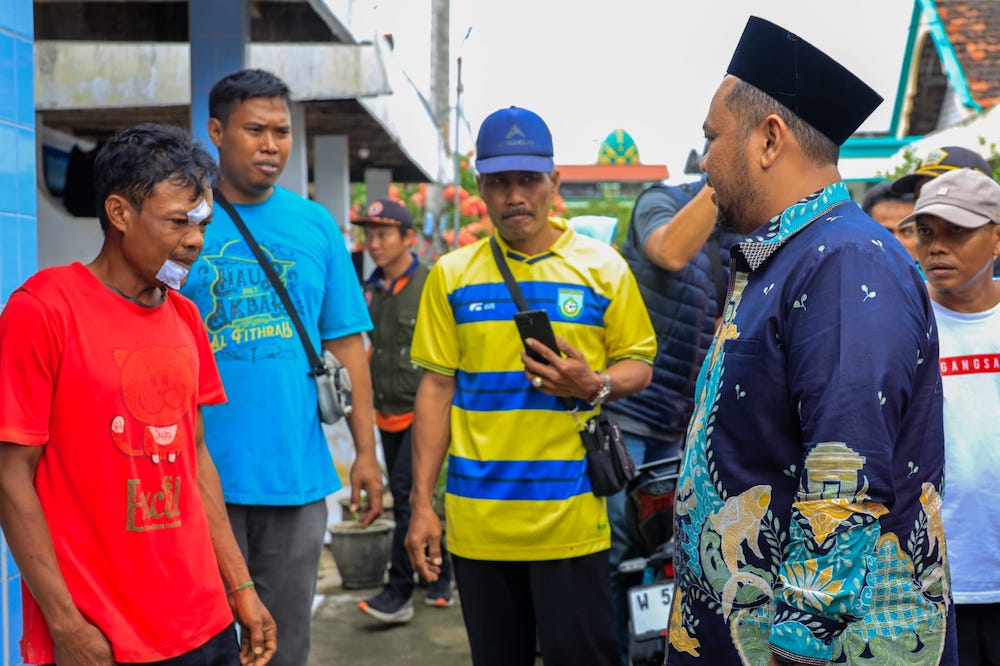 Bupati Gresik, Gus Yani (kanan) saat menemui korban terdampak angin kencang di Kecamatan Ujungpangkah. Foto: Ist.