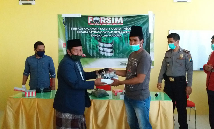 Moh. Ali Achmad (kiri), Penasihat Forsim memberikan kacamata sefety secara simbolis kepada Ketua Relawan Kwanyar Syafii di Puskesmas Kwanyar, Selasa (11/4/2020).