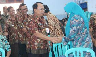 Wakil Bupati Blitar Rijanto dan Kepala Bakesbangpol Kabupaten Blitar Mujianto bertemu dengan FKDM Sutojayan. (Tri Susanto/BANGSAONLINE)