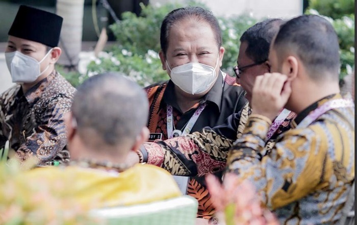 Bupati Hendy di sela-sela waktu berkumpul bersama seluruh bupati yang ikut dalam rombongan ke Istana Bogor.