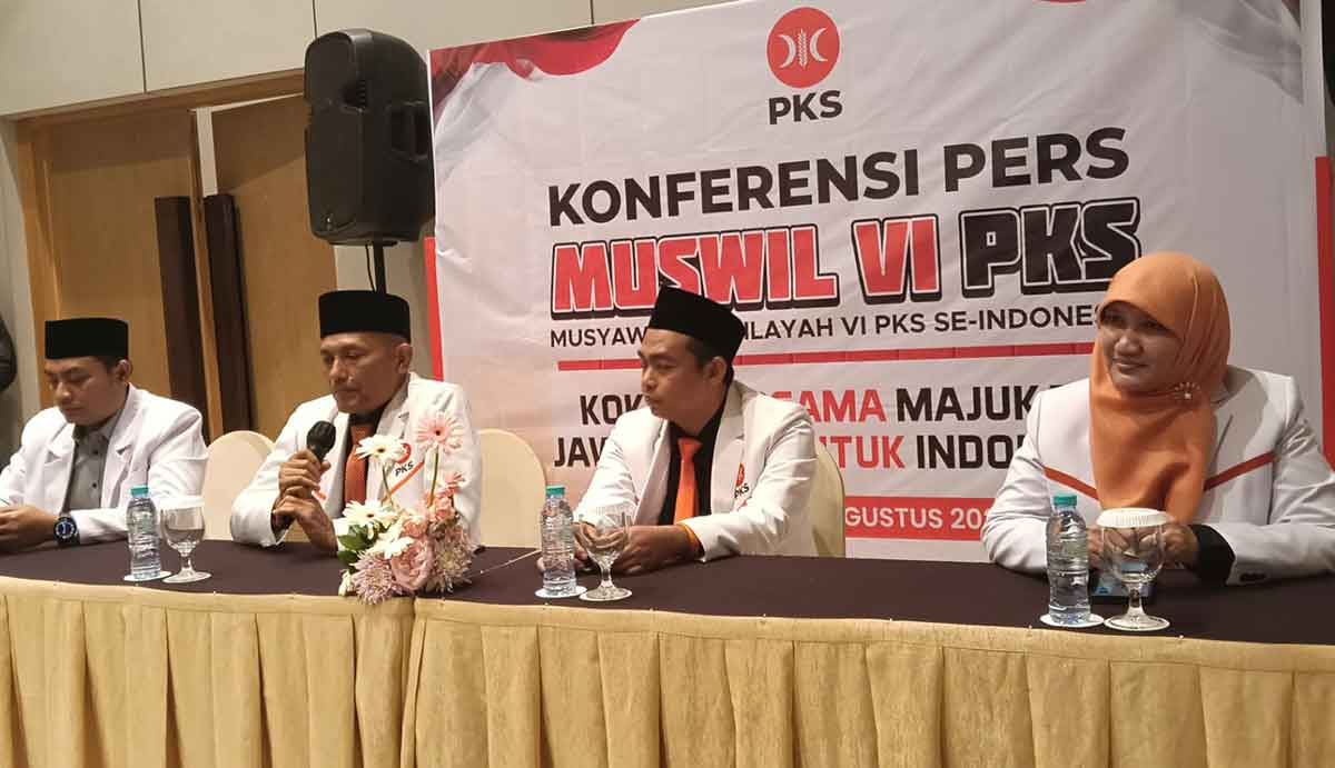 Ketua DPW PKS Jatim periode 2025-2030, Bagus Prasetia Lelana memperkenalkan diri kepada media dalam konferensi pers Muswil VI PKS Jatim di Dyandra Convention Hall, Surabaya. foto: Didi Rosadi.