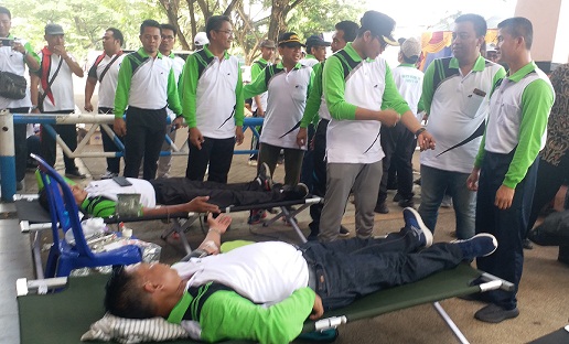Bupati Bangkalan R. Abdul Latif yang didampingi Ketua Pengadilan Negeri Dr. Maskuri Hidayat dan Forpimda melihat Wakapolres Kompol Diki Hermasyah yang sedang melakukan donor darah di SGB, Jumat (14/2/20).