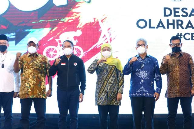 Gubernur Jawa Timur Khofifah Indar Parawansa dalam acara sosialisasi Perpres Nomor 86 Tahun 2021 tentang Rencana Desain Besar Olahraga Nasional (DBON) di Hotel Double Tree, Jalan Tunjungan, Kota Surabaya, Jumat, (19/11). Foto: Humas Pemprov Jatim