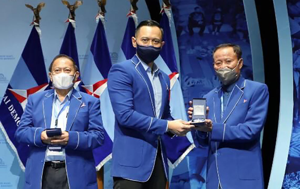Ketua Umum DPP Partai Demokrat, Agus Harimurti Yudhoyono memberikan penghargaan Pejuang Demokrat kepada 35 sesepuh dan senior partai. foto: ist.