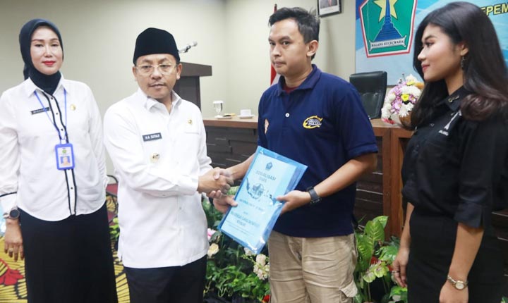 Wali Kota Malang Sutiaji didampingi Ketua TP PKK Widayati Sutiaji ketika memberikan materi sosialisasi bahaya narkoba di Hotel Savana Malang, Rabu (19/02). foto: ist.