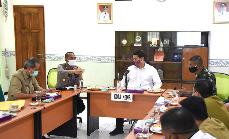 Wali Kota Kediri, Abdulllah Abu Bakar saat menggelar rapat dengan Forkopimda dan jajaran samping Pemkot Kediri.
