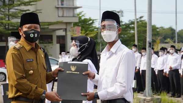 Bupati Pasuruan, Irsyad Yusuf, saat menyerahkan SK Pengangkatan Guru PPPK.