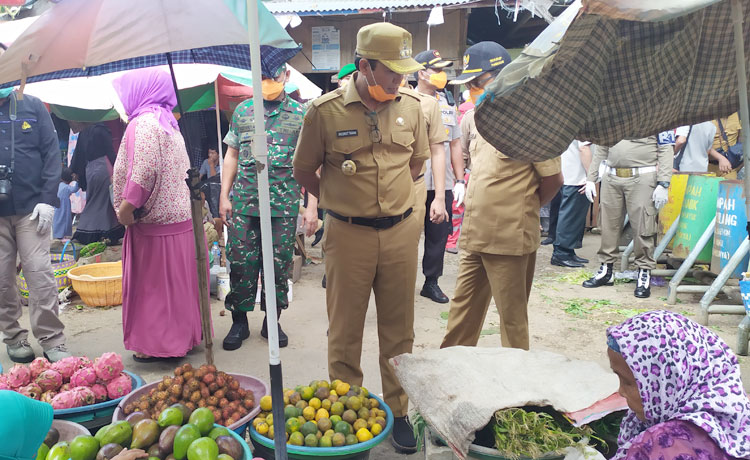Bupati Pamekasan Baddrut Tamam saat memantau aktivitas pasar, Senin (30/3).