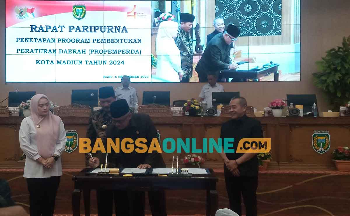 Penandatanganan hasil rapat paripurna yang membahas tentang Propemperda Kota Madiun. Foto: HENDRO SUHARTONO/BANGSAONLINE