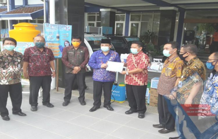 Seketaris Daerah (Sekda) Sampang, Yuliawan Setiadi saat menyerahkan bantuan kepada Camat Camplong.