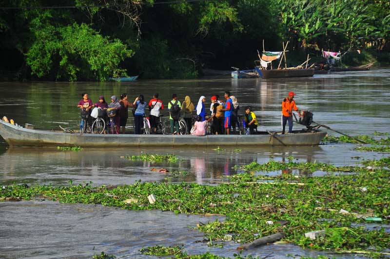 Jasa penyeberangan di Bengawan Solo, Bojonegoro.