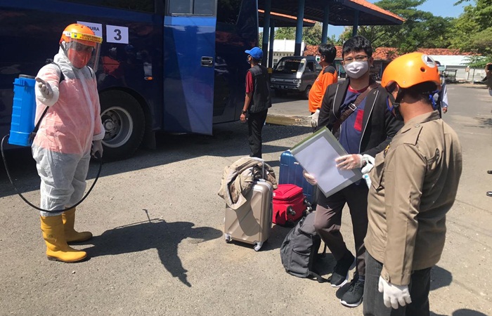 Kelima mahasiswa Pamekasan yang baru tiba di Terminal Ronggosukowati langsung dilakukan pemeriksaan dan pendataan sesuai protap Covid-19.
