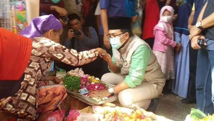 Bupati Pamekasan, Baddrut Tamam, saat blusukan ke pasar-pasar tradisional untuk memastikan harga dan stok bahan pokok jelang lebaran tahun ini.