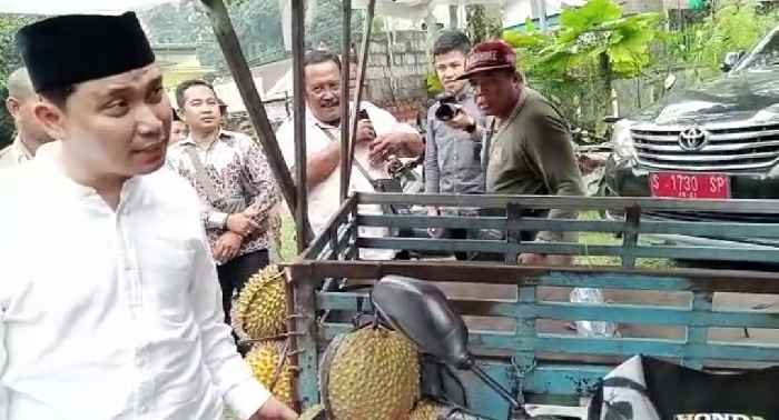 Tampak, Wabup Gus Barra sedang memborong dagangan penjual buah durian.