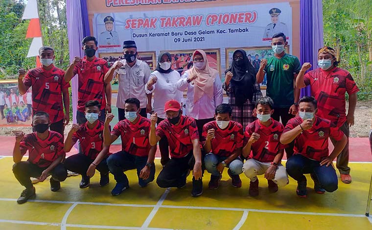 Ketua KONI Gresik dr. Anis Ambiyo Putri bersama para atlet sepak takraw usai peresmian lapangan sepak takraw di Desa Gelam, Tambak, Bawean. foto: SYUHUD/ BANGSAONLINE