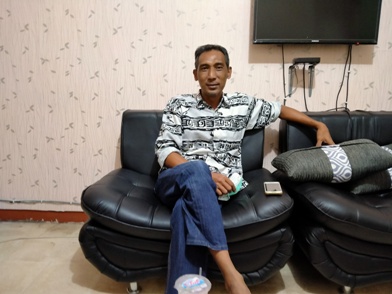 A Fahhur Rozi, pelukis muda, alumnus Pesantren Tebuireng saat di kantor HARIAN BANGSA Jalan Gayungsari Surabaya, Rabu (1/4/2020). foto: MA/ bangsaonline.com