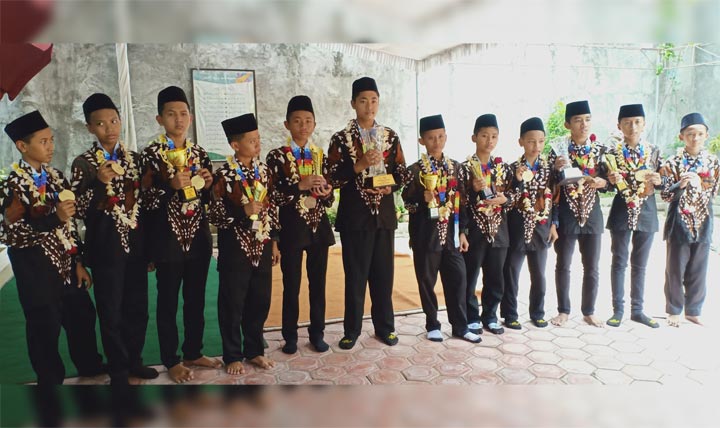 12 Santri Pondok Pesantren Mambaus Sholihin Desa Sumber, Kecamatan Sanankulon, Kabupaten Blitar yang meraih juara umum lomba robotik World Robotic For Peace di Malaysia.