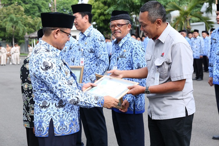 Wakil Bupati Tuban Noor Nahar Hussein  saat menyerahkan penghargaan di halaman Pemkab Tuban, Jumat (19/1).