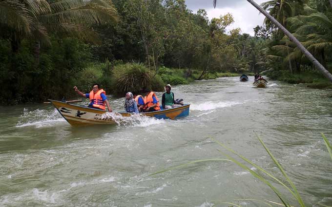 Wisata ojek perahu yang digandrungi wisatawan Pantai Watu Karung. foto: istimewa