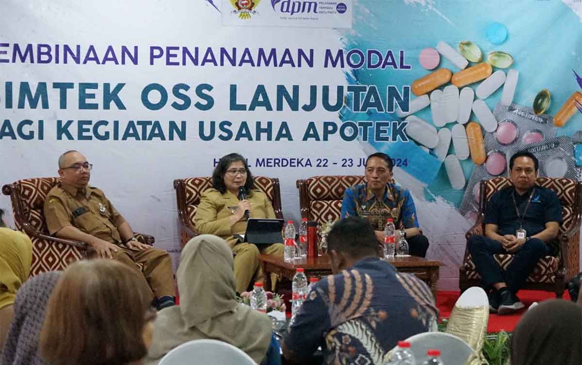 Pj Wali Kota Kediri, Zanariah, memberi sambutan di Bimtek OSS Lanjutan untuk Kegiatan Usaha Apotek. Foto: Ist