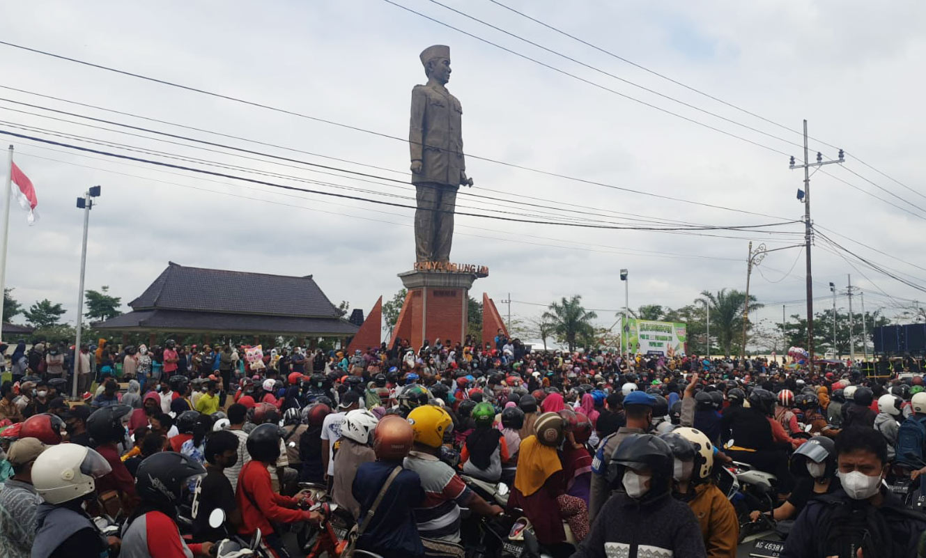 Kerumunan di depan Kantor Pemkab Blitar saat peternak ayam petelur menggelar demo serta bagi-bagi telur dan ayam secara gratis.