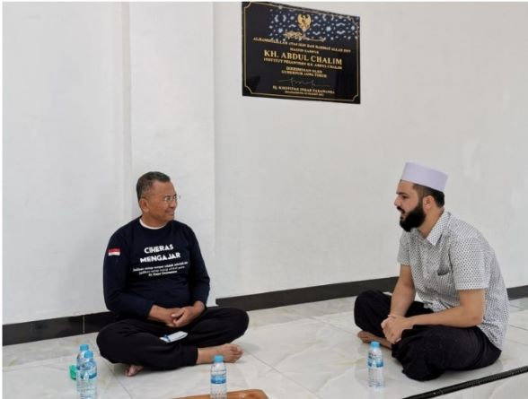 Dahlan Iskan saat mewawancarai Wali, mahasiswa suku Pustun Afghanistan di Masjid Kampus KH Abdul Chalim  Pondok Pesantren Amanatul Ummah Pacet Mojokerto, Jawa Timur. Foto: disway
