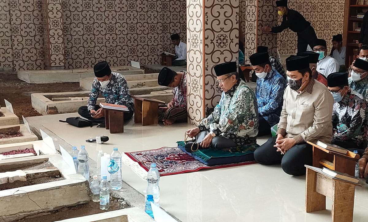 Ketua Umum PBNU, KH Said Aqil Siraj didampingi Sekjen PBNU Helmy Faishal Zaini saat berdoa di makam Pendiri Ponpes Lirboyo. foto: MUJI HARJITA/ BANGSAONLINE