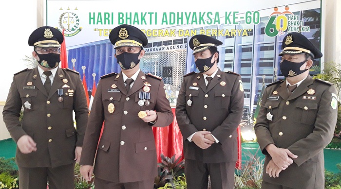 Dari kiri: Zalmianto Agung S (Kasi Intel), Sofyan Selle (Kepala Kejaksaan Negeri Kota Kediri), Arief Abdillah (Kasi Pidsus), dan Suratman (Kasi Datun). foto: MUJI HARJITA/ BANGSAONLINE