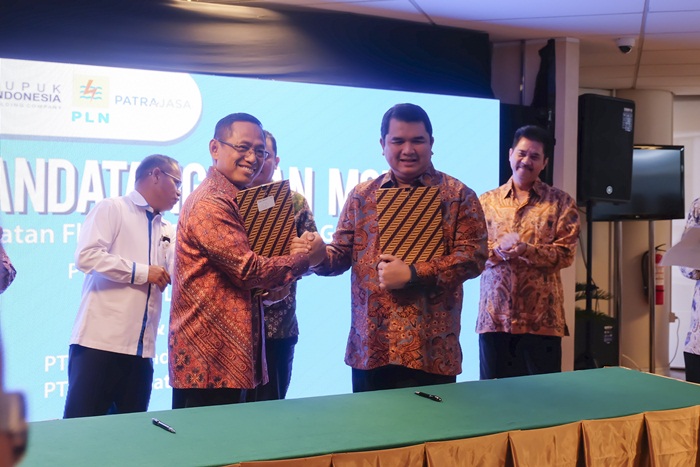 Direktur Utama Semen Indonesia Hendi Prio Santoso (kanan) berjabat tangan dengan Direktur Human Capital Management PLN Muhamad Ali. Foto: Syuhud/BANGSAONLINE