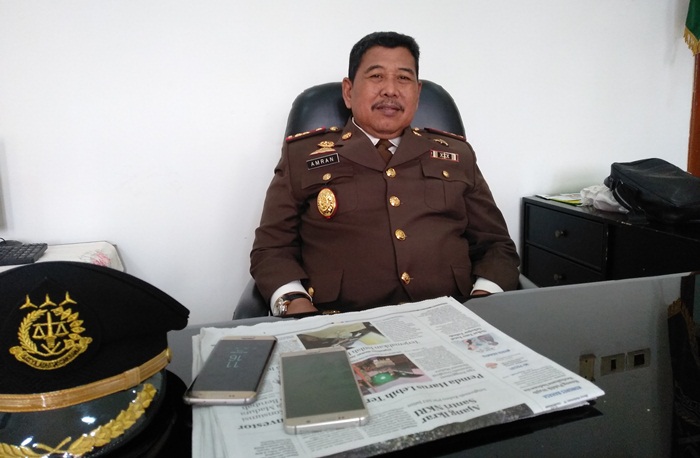 Amran Lakoni, SH, MH, Kepala Kejaksaan Negeri Kota Malang di ruang kerjanya, Senin (29/10). Foto: IWAN I/BANGSAONLINE