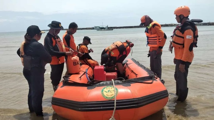 Tim SAR gabungan saat melakukan pencarian satu orang korban penumpang Kapal KMP DLN Oasis di perairan Kecamatan Pasean, Kabupaten Pamekasan.