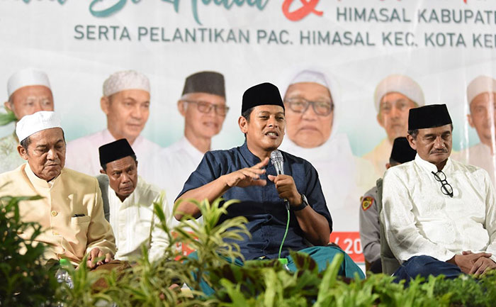 Wali Kota Kediri, Abdullah Abu Bakar, saat memberi sambutan di acara halal bihalal Himpunan Alumni Santri Pondok Pesantren Lirboyo Kota dan Kabupaten Kediri. Foto: Ist