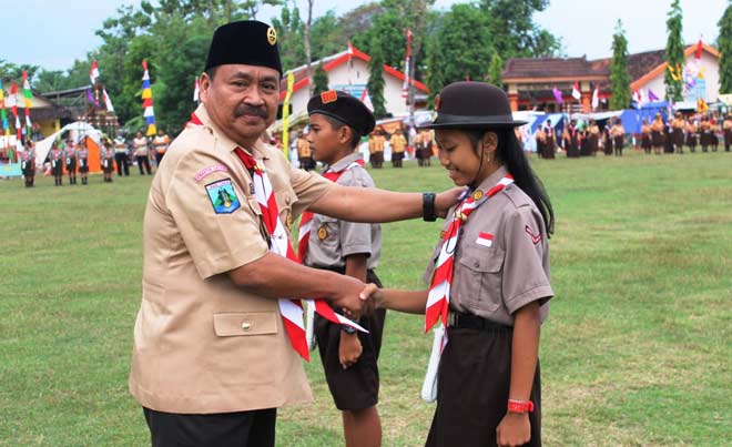 Kak Sumani salami peserta Perkemahan Sabtu malam Minggu.