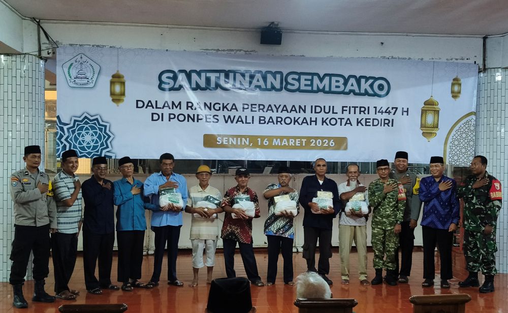  Pimpinan Pondok Pesantren Wali Barokah, H. Sunarto (nomor 4 dari kiri) dan tiga pilar bersama perwakilan penerima santunan. Foto: Muji Harjita/BANGSAONLINE