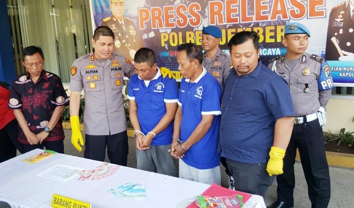 Dua tersangka peredaran upal dipamerkan Kapolres Jember AKBP Alfian Nurrizal kepada awak media saat rilis pers.