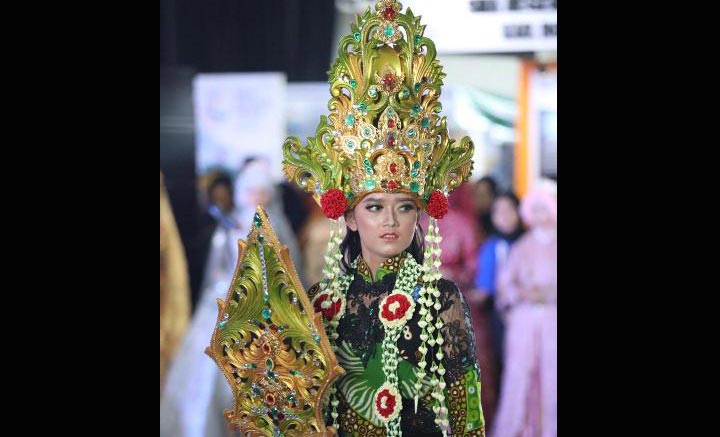 Penampilan siswa dalam Festival Karya Siswa-Siswi SMA/MA Double Track di Jatim Expo International Surabaya, Minggu (29/12). foto: istimewa/ bangsaonline.com