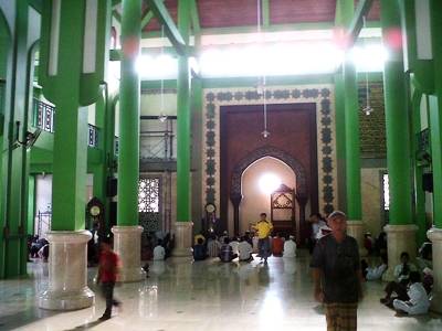 ?Sejumlah jemaah di depan Masjid Jami’ Al-Abror di Dusun Kauman Kelurahan Pekauman Kecamatan Sidoarjo, Minggu (13/7). foto : nanang ichwan/BANGSAONLINE