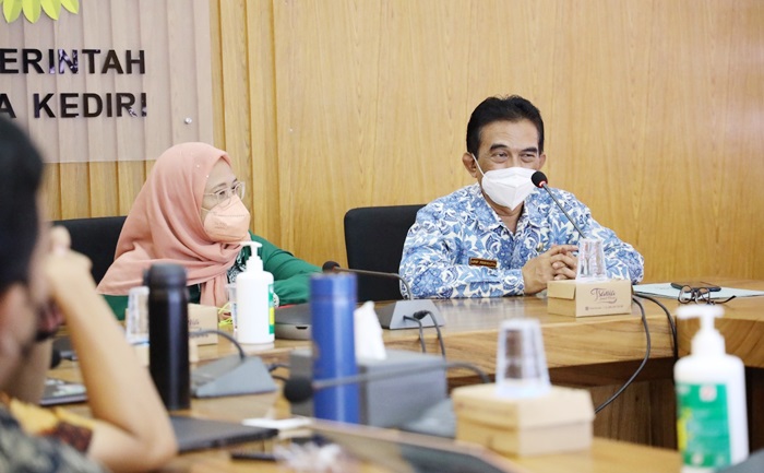 Kepala Dinas Komunikasi dan Informatika (Diskominfo) Kota Kediri, Apip Permana (kanan) dan Kepala Pusat Data dan Sarana Informatika Kementerian kominfo, Irawati Priyanti. foto: ist.