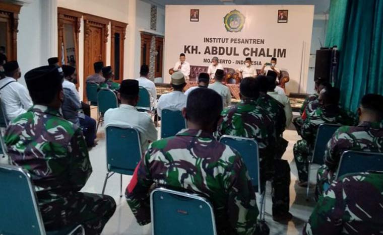 Prof. Dr. KH. Asep Saifuddin Chalim dalam acara buka bersama dengan beberapa perwira TNI di Guest House Institut KH Abdul Chalim Pacet Mojokerto, Sabtu (8/5/2021). foto: mma/ bangsaonline.com