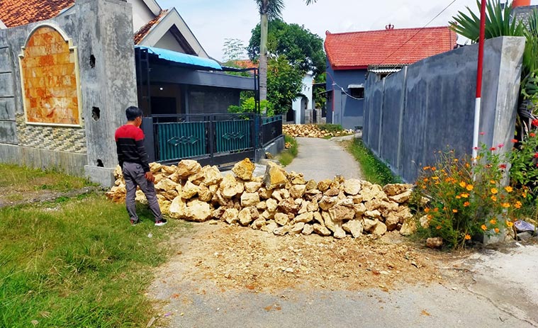 Jalan yang ditutup oleh warga, karena kesal dengan adanya polisi tidur yang dipasang oleh salah satu pemilik rumah.