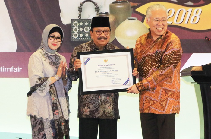 Menteri Perdagangan Anugerahi Pakde Karwo Penghargaan