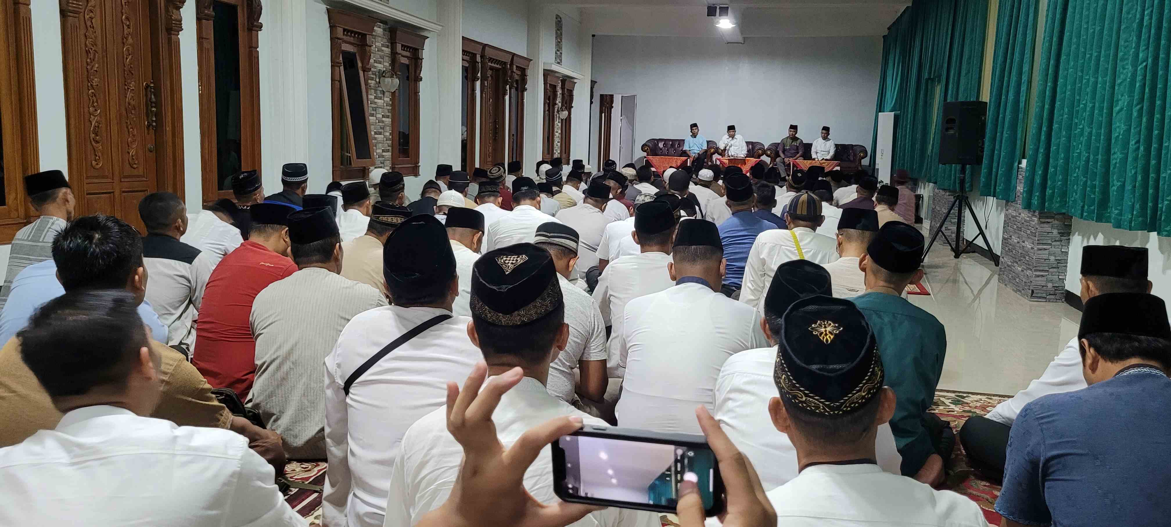 Para anggota TNI saat silaturahim dengan Prof Dr KH Asep Saifuddin Chalim, MA di  Kampus Universitas KH Abdul Chalim (UAC) Pacet Mojokerto pada Jumat malam (5/4/2024). Foto: bangsaonline