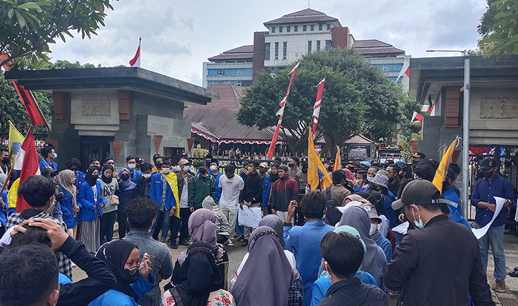 Sejumlah massa dari PMII Kabupaten Malang saat menggelar aksi demo di depan kantor bupati.