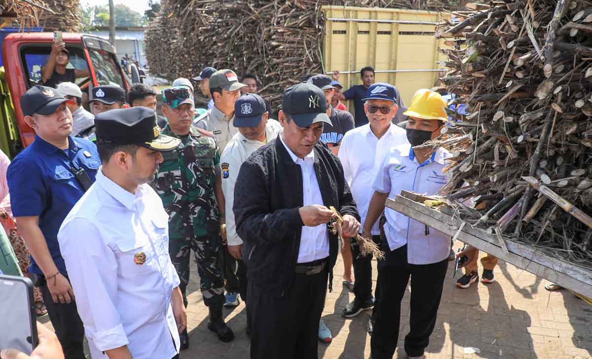 Plt Gubernur Jatim saat mendampingi Menteri Pertanian dalam kunjungan kerja ke kebun tebu dan Pabrik Gula Djatiroto, Lumajang.