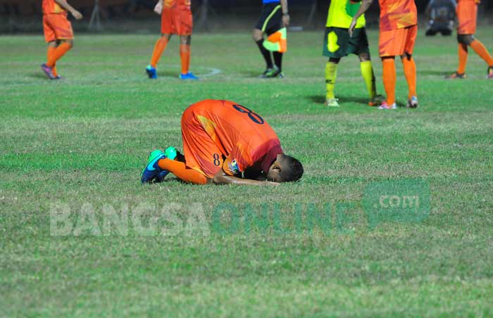 Salah satu pemain Persibo sujud syukur usai pertandingan melawan Blitar United. foto: EKY NURHADI/ BANGSAONLINE
