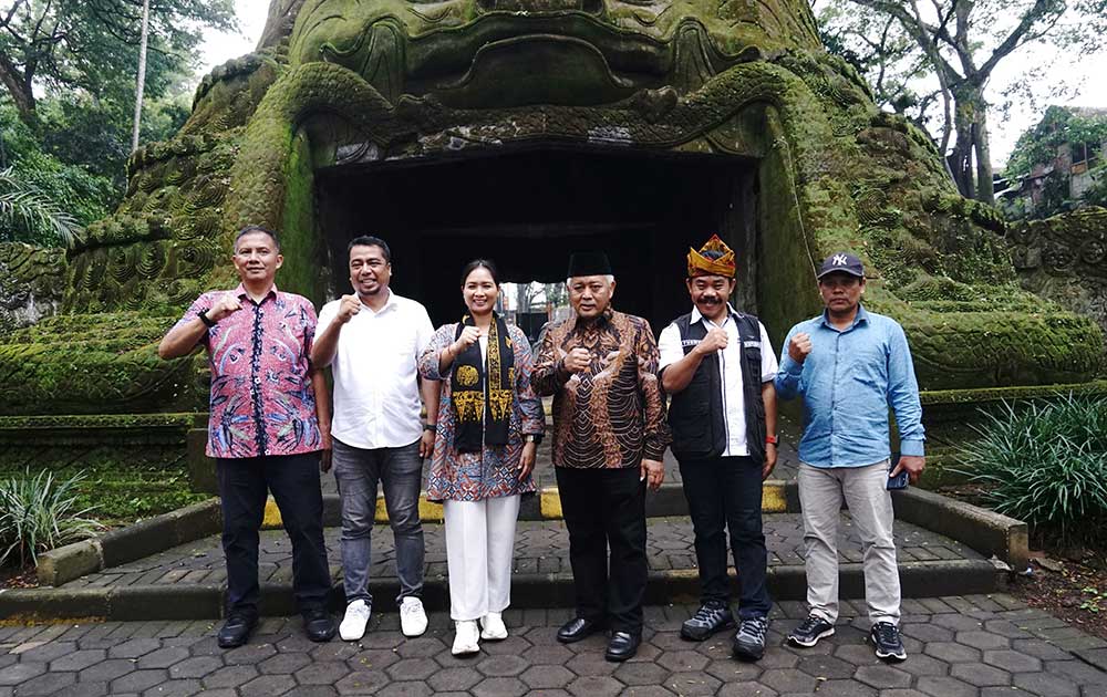 Wakil Menteri Pariwisata Republik Indonesia, Ni Luh Enik Ernawati (tiga dari kiri),  saat mengunjungi Taman New Wisata Wendit di Kabupaten Malang.
