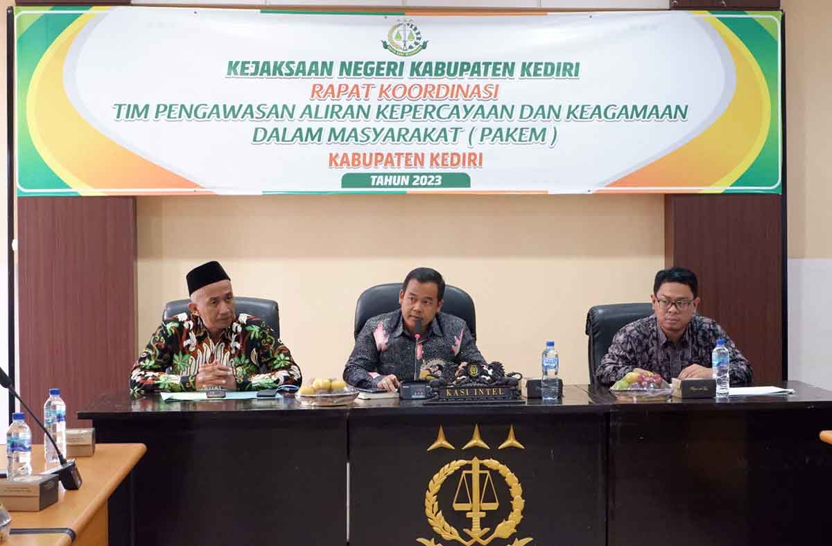 Roni selaku Kasi Intelijen Kejari Kabupaten Kediri yang juga menjadi Wakil Ketua Tim Pakem setempat saat memimpin rapat koordinasi. Foto: Ist