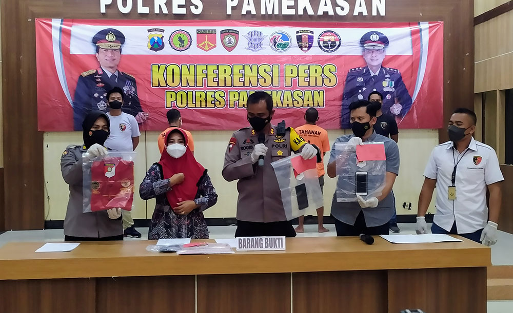 Kapolres Pamekasan AKBP Rogib Triyanto saat melakukan konferensi pers terkait penangkapan oknum wartawan dan oknum PNS yang melakukan pemerasan. 